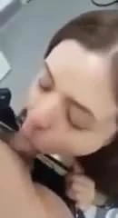Laurita me da unas mamadas en la oficina